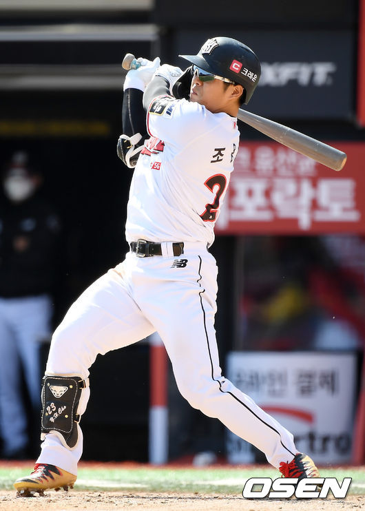 2일 오후 수원 KT위즈파크에서 '2021 신한은행 SOL KBO리그' KT 위즈와 KIA 타이거즈의 경기가 열렸다.4회말 2사 1,2루 KT 조용호가 적시타를 때려내고 있다. /youngrae@osen.co.kr