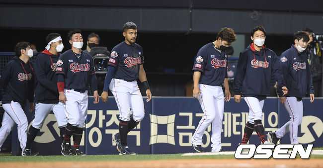 경기종료 후 롯데 선수들이 아쉬워하고 있다.  / soul1014@osen.co.kr
