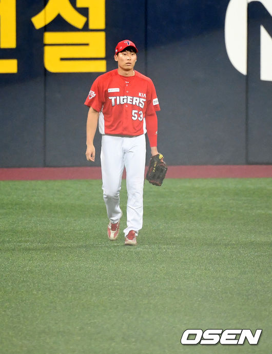 키움은 22일 서울 고척스카이돔에서 열린 ‘2020 신한은행 SOL KBO리그’ KIA 타이거즈와의 홈경기에서 4-3으로 승리했다.8회말 1사에서 KIA 김호령이 키움 이정후의 타구를 잡아냈지만 심판진은 2루타를 선언했다. 이에 아쉬워하는 김호령. /jpnews@osen.co.kr