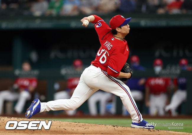 [사진] 지난 1일(한국시간) 보스턴과의 경기에서 힘차게 공을 던지고 있는 텍사스의 양현종.ⓒGettyimages(무단전재 및 재배포 금지)