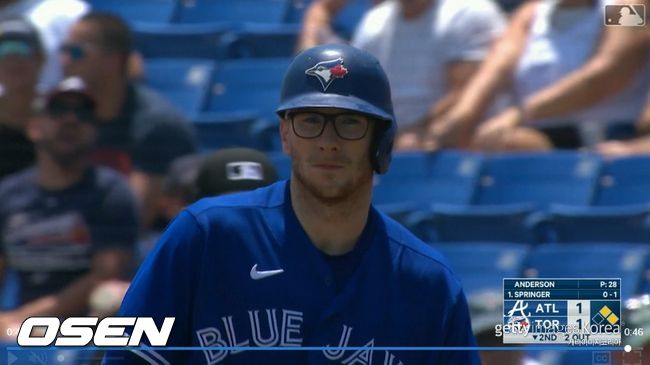 [사진] 3일(한국시간) 애틀랜타와의 경기에 평범한 뿔테 안경을 착용하고 나선 토론토의 대니 잰슨. <MLB닷컴 경기 영상 캡처>