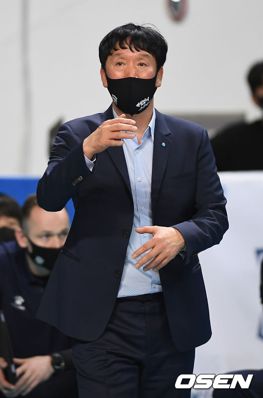 15일 오후 서울 장충체육관에서 ‘도드람 2020-2021 V-리그’ 남자부 챔피언결정 4차전 우리카드와 대한항공의 경기가 열렸다.2세트 우리카드 신영철 감독이 지시를 하고 있다. /youngrae@osen.co.kr