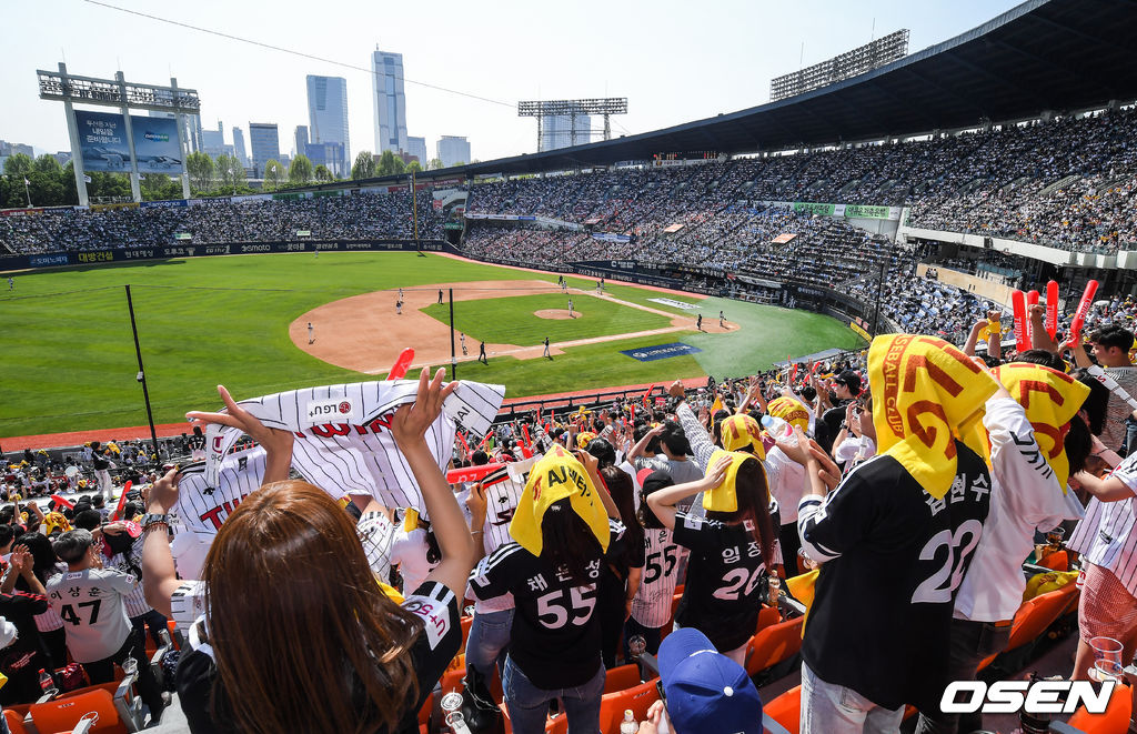 만원관중이 가득찬 가운데 경기가 진행되고 있다. /  soul1014@osen.co.kr