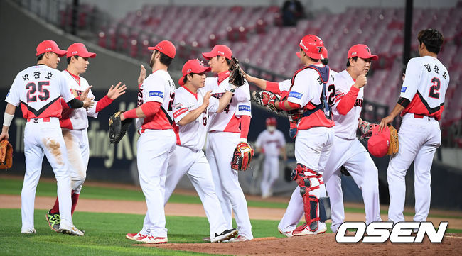 경기종료 후 KIA 선수들이 승리의 기쁨을 나누고 있다.  / soul1014@osen.co.kr