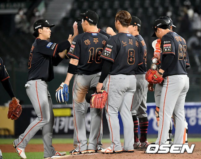 승리가 확정된 순간 한화 선수들이 기쁨을 나누고 있다./ksl0919@osen.co.kr