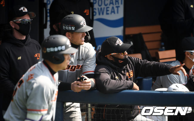 1회초 한화 워싱턴 코치와 힐리가 더그아웃에서 이야기를 나누고 있다. /jpnews@osen.co.kr