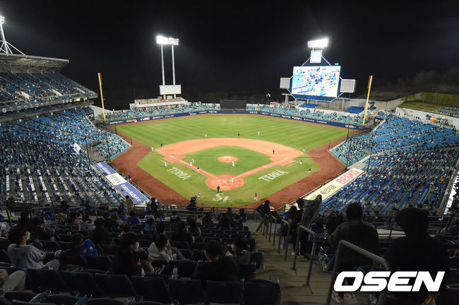 삼성이 LG를 이틀 연속 제압하고 주말 3연전 위닝 시리즈를 예약했다.삼성은 1일 대구삼성라이온즈파크에서 열린 홈경기에서 8-2로 승리했다. 강민호는 연타석 아치를 그렸고 이학주는 이틀 연속 손맛을 봤다.8회말 경기장을 찾은 관중들이 열띤 응원을 펼치고 있다./ksl0919@osen.co.kr