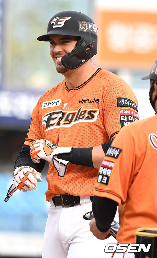 6회말 2사 1, 2루 상황 한화 힐리가 달아나는 1타점 적시타를 날리고 1루에 안착해 미소짓고 있다. / dreamer@osen.co.kr