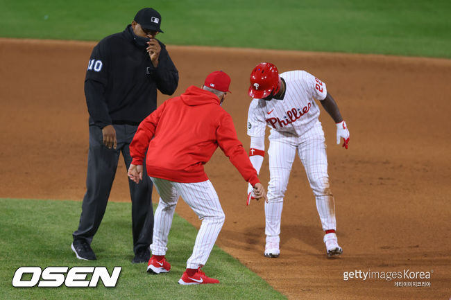 [사진]지난 2일 경기서 2루심의 오심에 항의하고 있는 필라델피아의 조 지라디 감독(가운데)과 앤드류 맥커첸. ⓒGettyimages(무단전재 및 재배포 금지)