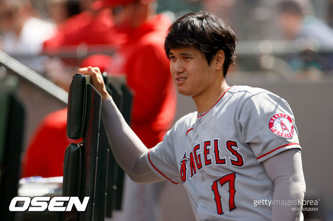 [사진] LA 에인절스의 오타니 쇼헤이가 3일(한국시간) 시애틀과의 경기 도중 덕아웃에서 불편한 표정을 짓고 있다. 오타니는 이에 앞서 오른쪽 팔꿈치에 150km짜리 패스트볼을 맞았었다. ⓒGettyimages(무단전재 및 재배포 금지)