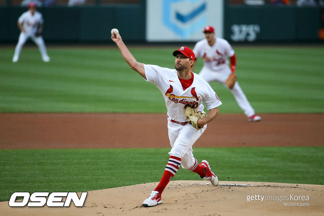 [사진]세인트루이스의 애덤 웨인라이트가 4일(한국시간) 열린 뉴욕 메츠와의 홈경기에서 힘차게 공을 던지고 있다. ⓒGettyimages(무단전재 및 재배포 금지)