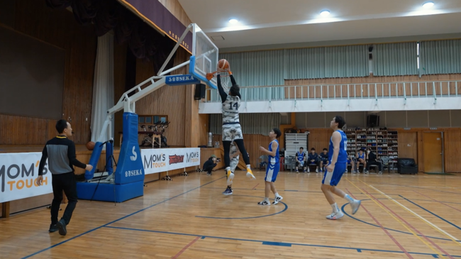 [사진] ‘새싹밟기’ 본 여정에 돌입한 KBL(한국프로농구) 레전드들이 이번엔 부산 중앙고등학교를 찾았다. / H ENT 제공