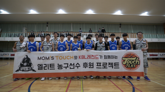 [사진] ‘새싹밟기’ 본 여정에 돌입한 KBL(한국프로농구) 레전드들이 이번엔 부산 중앙고등학교를 찾았다. / H ENT 제공