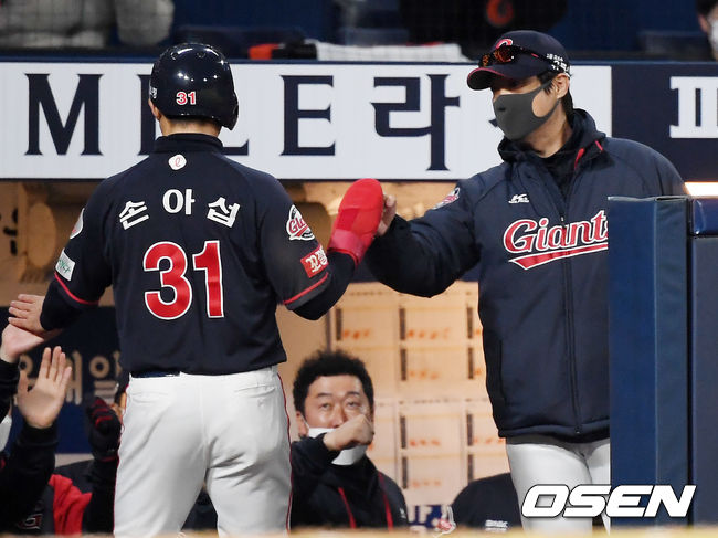 3회초 1사 주자 1, 3루 롯데 전준우의 좌중간 역전 2타점 적시 2루타때 홈을 밟은 손아섭이 덕아웃에서 허문회 감독과 하이파이브를 하고 있다./rumi@osen.co.kr