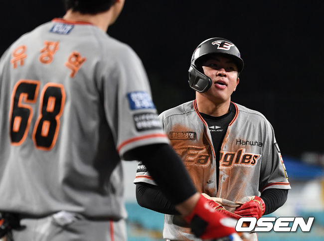 임종찬이 삼성 강민호의 태그를 피해 득점에 성공하고 더그아웃으로 가고 있다. /sunday@osen.co.kr