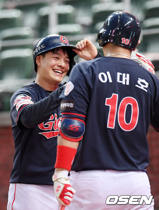 4회초 2사 주자 1,2루 롯데 손아섭의 좌익수 왼쪽 1타점 적시타때 홈을 밟은 민병헌이 덕아웃 앞에서 이대호와 하이파이브를 하며 환하게 웃고 있다. / rumi@osen.co.kr