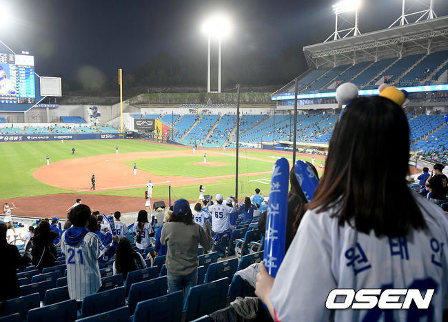 29일 오후 대구삼성라이온즈파크에서 ‘2021 신한은행 SOL KBO리그’ 삼성 라이온즈와 NC 다이노스의 경기가 열렸다.경기장을 찾은 관중들이 열띤 응원을 펼치고 있다./ksl0919@osen.co.kr