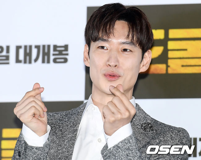 배우 이제훈이 포즈를 취하고 있다. /cej@osen.co.kr