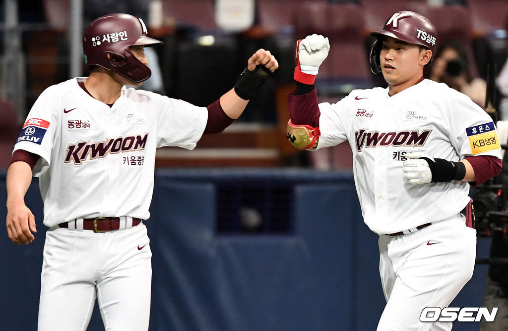 1회말 2사 1루 상황 키움 김웅빈이 달아나는 우월 투런포를 날리고 이정후와 인사를 나누고 있다. / dreamer@osen.co.kr