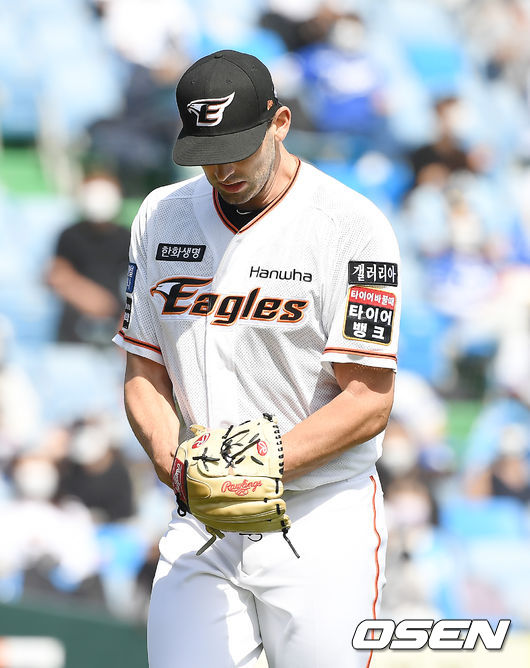 5일 오후 대전 한화생명이글스파크에서 '2021 신한은행 SOL KBO리그' 한화 이글스와 삼성 라이온즈의 경기가 열렸다.4회초 1사 1,3루 한화 카펜터가 삼성 강민호를 투수 직선타로 병살 처리한 뒤 기뻐하고 있다. /youngrae@osen.co.kr