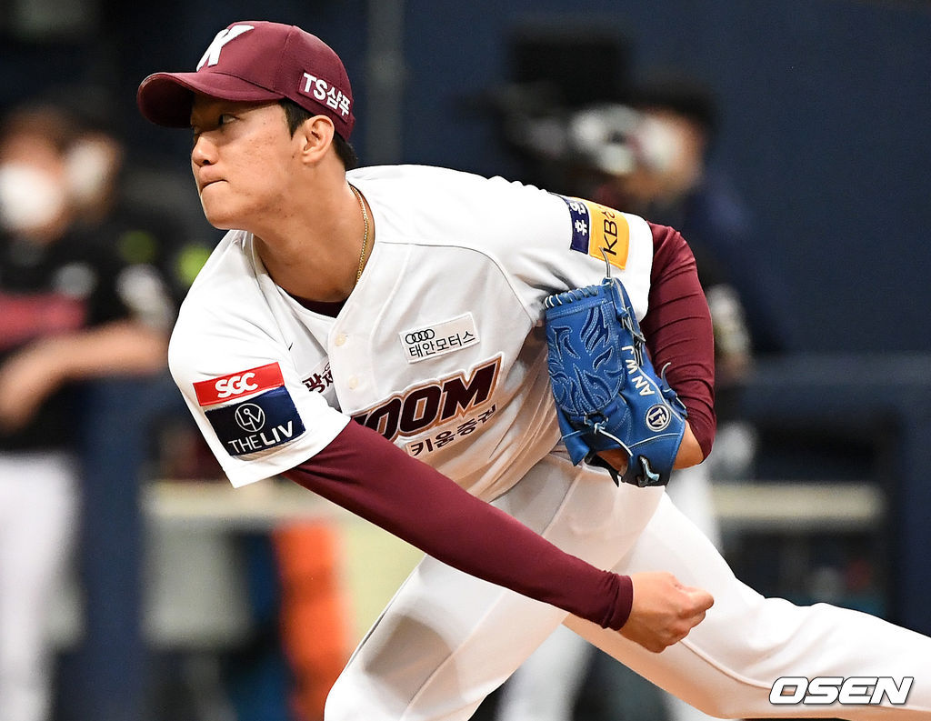 5일 오후 서울 고척스카이돔에서 ‘2021 신한은행 SOL KBO리그’ 키움 히어로즈와 KT 위즈의 경기가 열렸다.3회초 KT 타선을 상대로 키움 선발 안우진이 힘차게 공을 뿌리고 있다. / dreamer@osen.co.kr