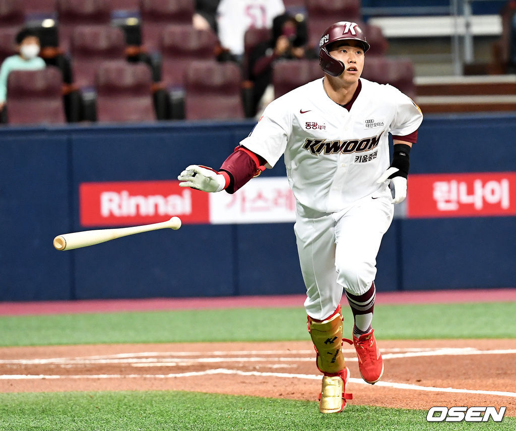 1회말 2사 1루 상황 키움 김웅빈이 달아나는 우월 투런포를 타구를 바라보고 있다. / dreamer@osen.co.kr