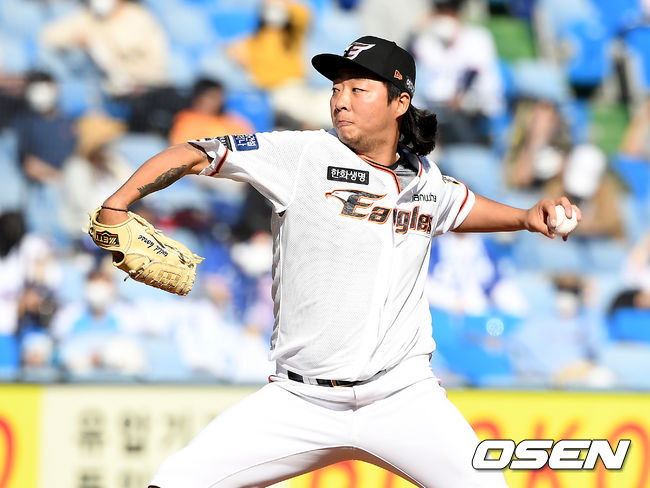 5일 오후 대전 한화생명이글스파크에서 '2021 신한은행 SOL KBO리그' 한화 이글스와 삼성 라이온즈의 경기가 열렸다.8회초 한화 김범수가 역투하고 있다. /youngrae@osen.co.kr