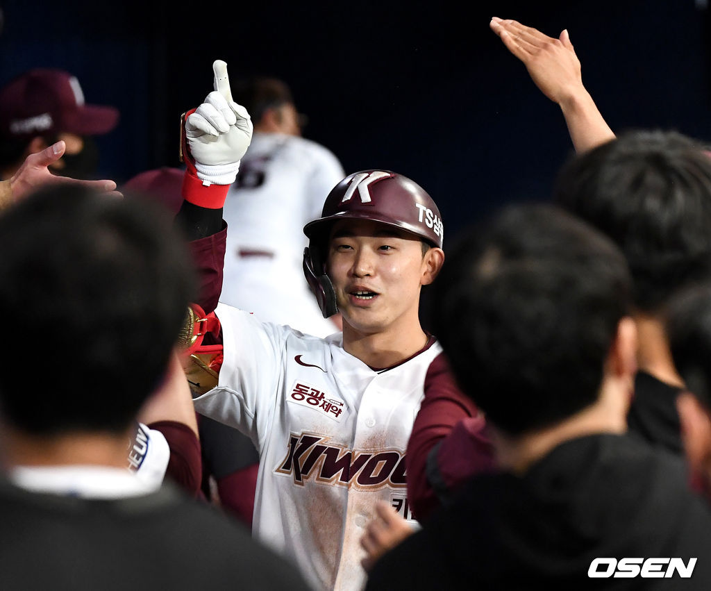 8회말 1사 주자없는 상황 키움 김웅빈이 달아나는 우월 솔로포를 날리고 더그아웃 동료들과 기쁨을 나누고 있다. 오늘 경기 3번째 홈런. / dreamer@osen.co.kr
