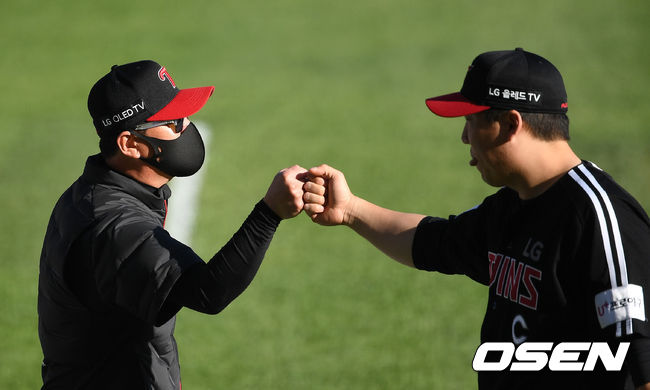 지난해에 이어 2년 연속 어린이날 더비를 승리로 장식한 LG는 최근 3연패 탈출과 함께 시즌 14승 12패를 기록했다. 역대 어린이날 상대 전적은 11승 14패 열세. 반면 연승에 실패한 두산은 13승 13패가 됐다.경기 종료 후 LG 유지현 감독이 김현수와 승리의 기쁨을 나누고 있다. /sunday@osen.co.kr
