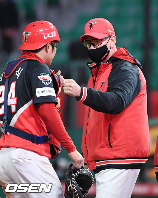 경기를 마치고 KIA 윌리엄스 감독이 김인식과 하이파이브를 하고 있다./ rumi@osen.co.kr