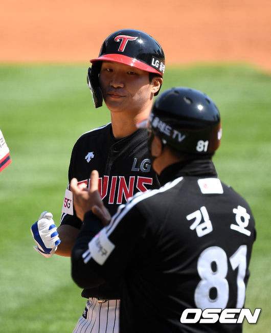 2회초 1사 1루에서 LG 문보경이 좌전 안타를 치고 환호하고 있다./sunday@osen.co.kr