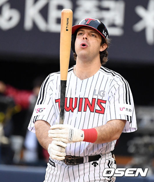 1회말 무사 1루에서 LG 라모스가 타석에 들어서며 심호흡을 하고 있다. /jpnews@osen.co.kr