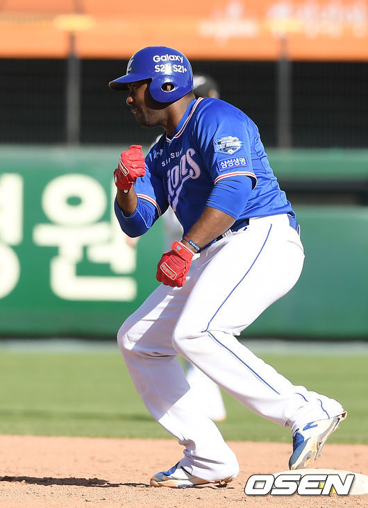 5일 오후 대전 한화생명이글스파크에서 '2021 신한은행 SOL KBO리그' 한화 이글스와 삼성 라이온즈의 경기가 열렸다.8회초 1사 1,2루 삼성 피렐라가 역전 적시 2루타를 때린 뒤 세레머니를 하고 있다. /youngrae@osen.co.kr