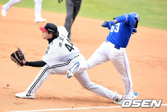 1회초 2사에서 삼성 피렐라가 내야안타를 날리고 LG 라모스에 앞서 세이프되고 있다.  /jpnews@osen.co.kr