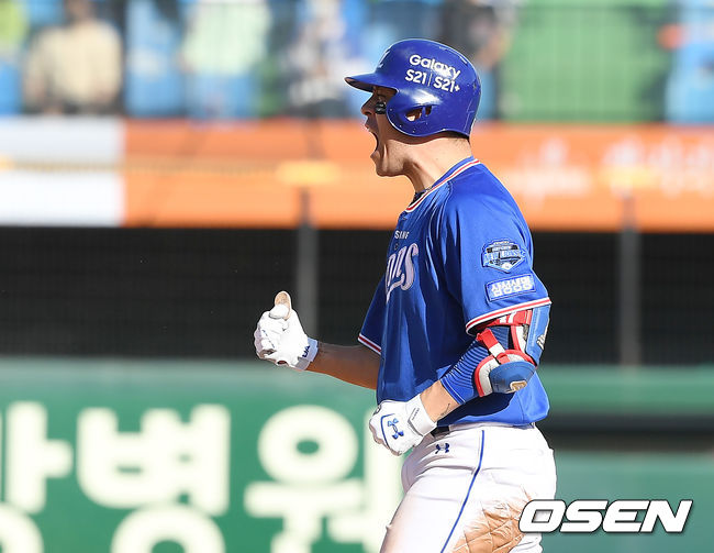 5일 오후 대전 한화생명이글스파크에서 '2021 신한은행 SOL KBO리그' 한화 이글스와 삼성 라이온즈의 경기가 열렸다.8회초 1사 2,3루 삼성 강민호가 2타점 적시 2루타를 때린 뒤 세레머니를 하고 있다. /youngrae@osen.co.kr