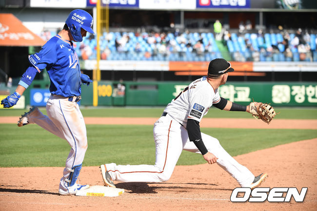 5일 오후 대전 한화생명이글스파크에서 '2021 신한은행 SOL KBO리그' 한화 이글스와 삼성 라이온즈의 경기가 열렸다.8회초 1사 삼성 이학주가 내야 안타로 출루하고 있다. /youngrae@osen.co.kr