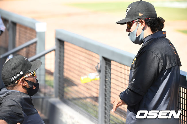 클리닝 타임때 한화 수베로 감독이 워싱턴 코치와 이야기를 나누고 있다. /youngrae@osen.co.kr