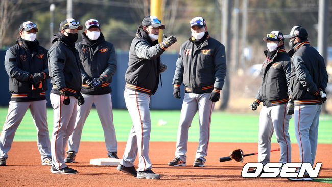 한화 수베로 감독이 코치진과 주루플레이 관련 대화를 나누고 있다. / dreamer@osen.co.kr