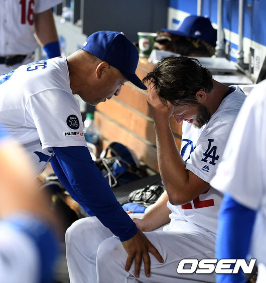 다저스 로버츠 감독이 커쇼를 교체하며 이야기를 나누고 있다.  /jpnews@osen.co.kr