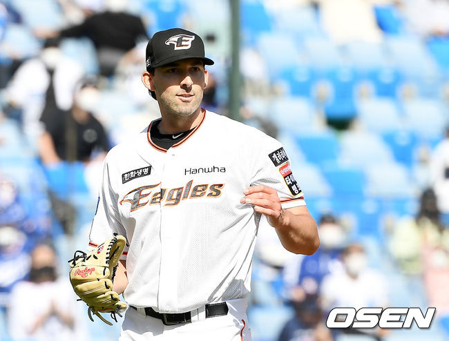 5일 오후 대전 한화생명이글스파크에서 '2021 신한은행 SOL KBO리그' 한화 이글스와 삼성 라이온즈의 경기가 열렸다.6회초 2사 만루 한화 카펜터가 삼성 강민호를 유격수 땅볼로 처리한 뒤 기뻐하고 있다. /youngrae@osen.co.kr