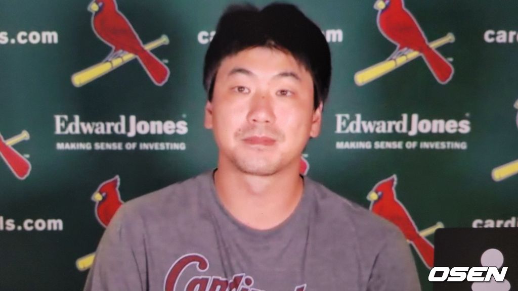 [사진] 세인트루이스의 김광현이 6일(한국시간) 부시 스타디움에서 벌어진 뉴욕 메츠와의 더블헤더 1차전을 마친 뒤 화상 인터뷰를 하고 있다.<세인트루이스 카디널스 구단 제공 영상 캡처>