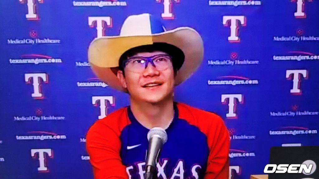 [사진] 승리한 선수에게 주어지는 카우보이 모자를 쓰고 6일(한국시간) 화상 인터뷰를 진행하고 있는 텍사스의 양현종. <텍사스 레인저스 구단 제공 영상 캡처>