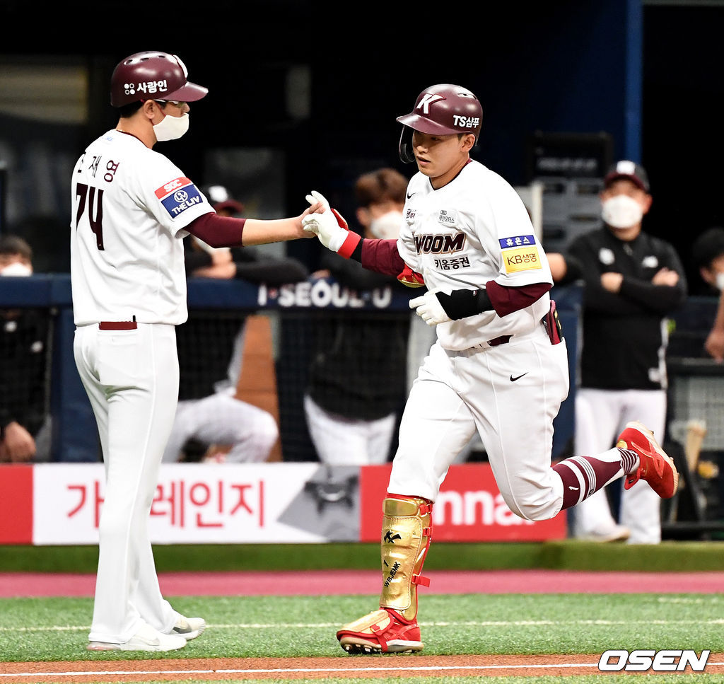 1회말 2사 1루 상황 키움 김웅빈이 달아나는 우월 투런포를 날리고 그라운드를 돌며 조재영 코치와 인사를 나누고 있다. / dreamer@osen.co.kr