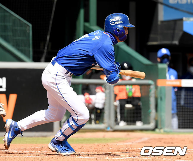 4회초 무사 2루 삼성 구자욱이 기습 번트를 시도하고 있다. /youngrae@osen.co.kr 