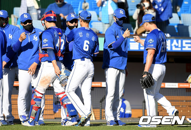 삼성이 8회 빅이닝으로 역전하며 4연승을 질주했다. 삼성은 5일 대전 한화생명이글스파크에서 열린 2021 신한은행 SOL KBO리그 한화와의 원정경기를 4-1로 역전승했다. 8회 구자욱의 동점타, 호세 피렐라의 결승타, 강민호의 쐐기타가 연이어 터지며 한화 불펜을 무너뜨렸다. 승리를 거둔 삼성 허삼영 감독이 선수들과 기뻐하고 있다. /youngrae@osen.co.kr