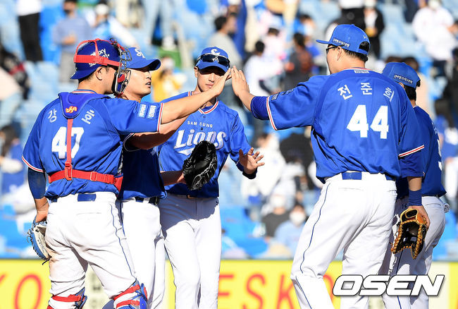 삼성이 8회 빅이닝으로 역전하며 4연승을 질주했다. 삼성은 5일 대전 한화생명이글스파크에서 열린 2021 신한은행 SOL KBO리그 한화와의 원정경기를 4-1로 역전승했다. 8회 구자욱의 동점타, 호세 피렐라의 결승타, 강민호의 쐐기타가 연이어 터지며 한화 불펜을 무너뜨렸다. 승리를 거둔 삼성 선수들이 기뻐하고 있다. /youngrae@osen.co.kr