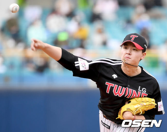 1일 오후 대구 삼성라이온즈파크에서 ‘2021 신한은행 SOL KBO리그’ 삼성 라이온즈와 LG 트윈스의 경기가 열렸다. 1회말 LG 선발 이민호가 마운드에 올라 힘차게 공을 뿌리고 있다./ksl0919@osen.co.kr