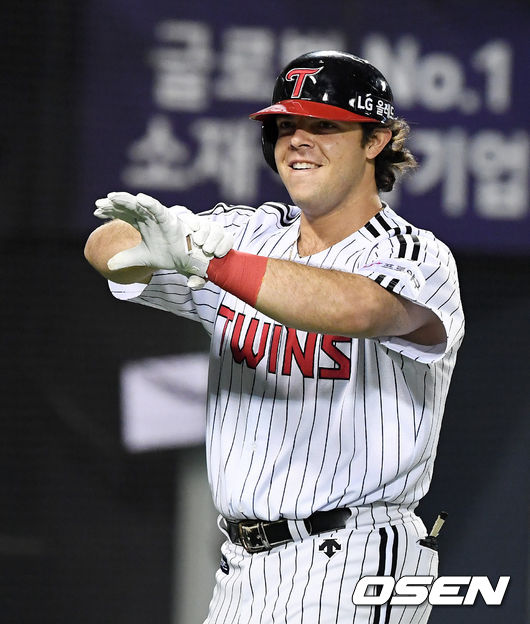 3회말 2사에서 LG 라모스가 솔로포를 날리고 세리머니를 하고 있다. /jpnews@osen.co.kr