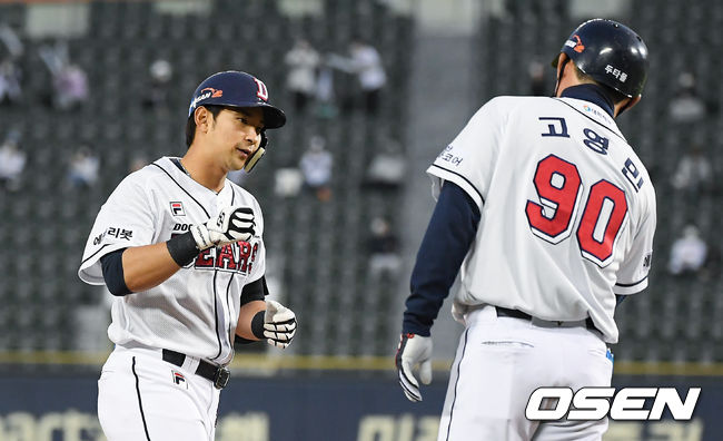 3회말 두산 선두타자 강승호가 솔로홈런을 날리고 베이스를 돌고 있다.  / soul1014@osen.co.kr