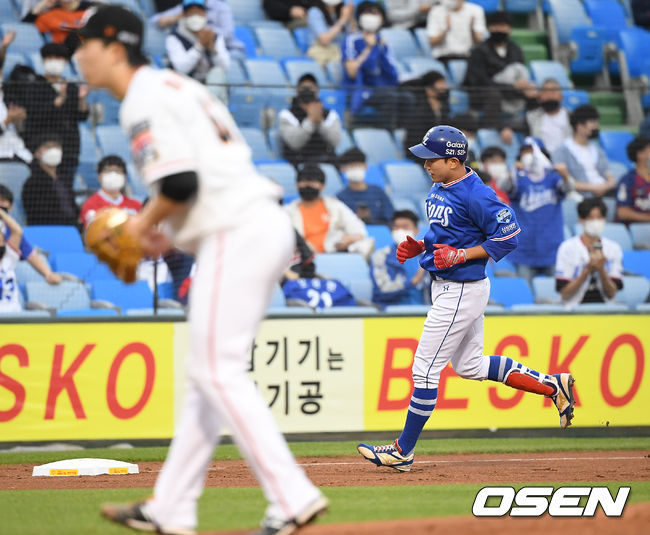 6일 오후 대전 한화생명이글스파크에서 '2021 신한은행 SOL KBO리그' 한화 이글스와 삼성 라이온즈의 경기가 열렸다.2회초 1사 삼성 송준석이 솔로 홈런을 때린 뒤 베이스를 돌고 있다. /youngrae@osen.co.kr